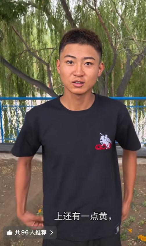 还认得出来吗？西瓜少年马c剪去了黄头发，眉眼英挺，利落清爽。怪不得网友都建议这孩