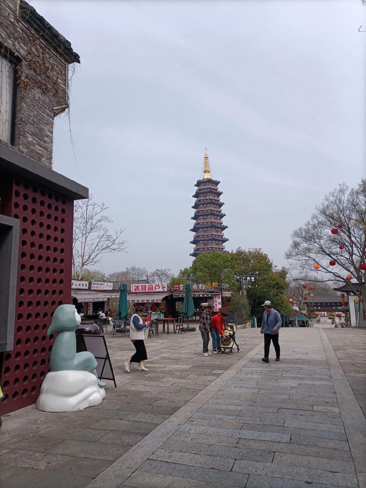 浙江金华婺州古城，4 A景区，城内人文，古迹众多。古城入口处直街已成美食街(图1