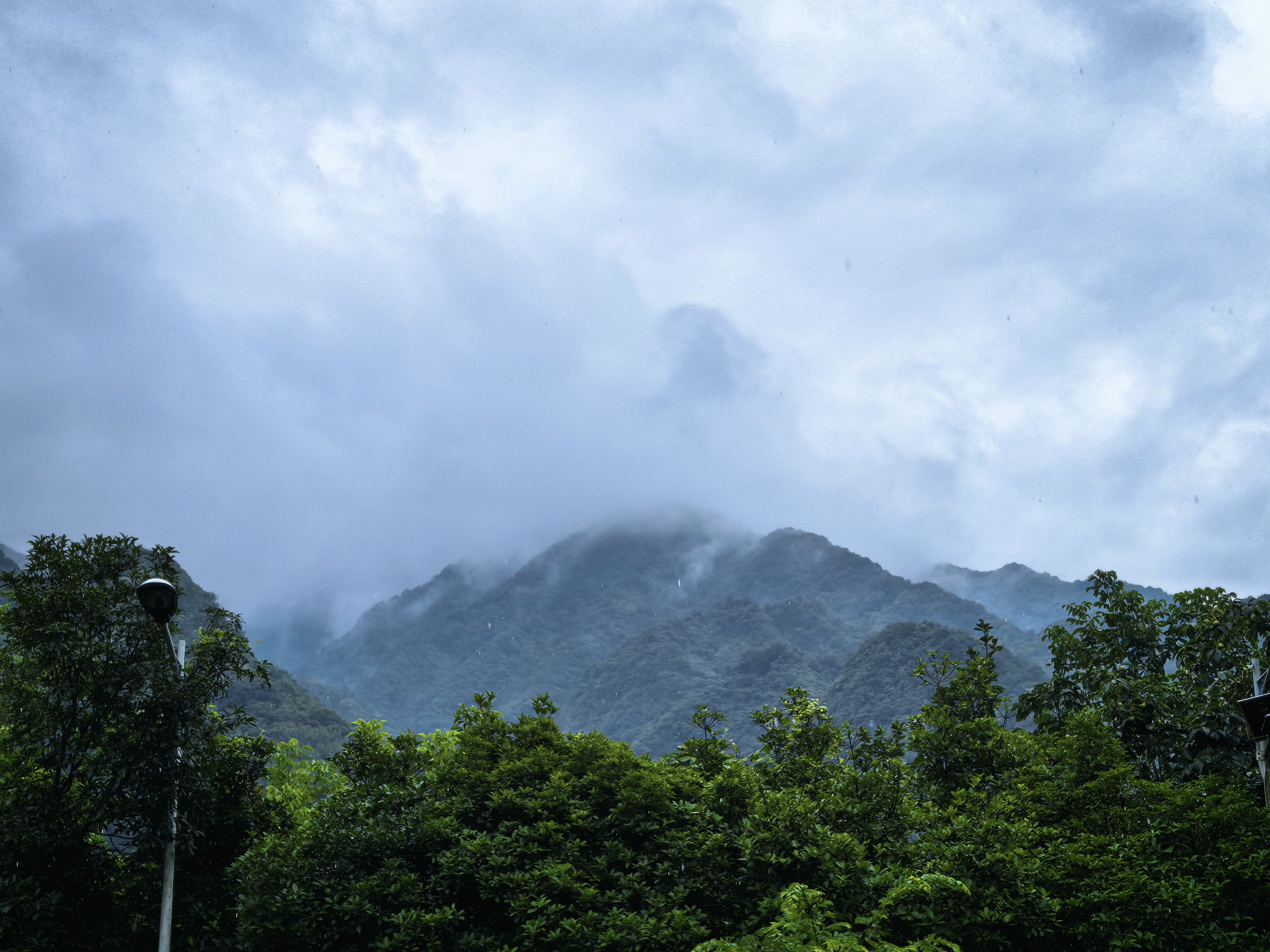 记录生活轻松一刻 山中宿一夜，方覺人間爽。闪光的夏天秦岭