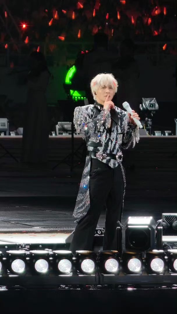 薛之谦号召力薛之谦演唱会出圈度自带流量热度稳居人气前列，座无虚席的场面尽显号召力