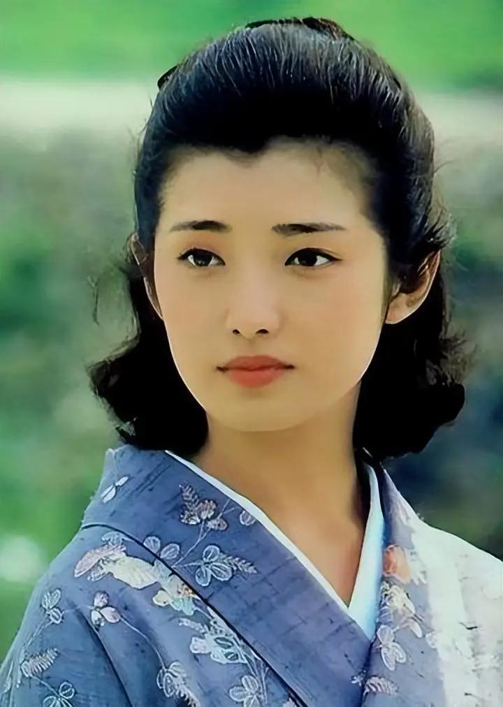 山口百惠在自传中透露：她8年赚了4个亿，可在21岁退隐后，却连6万的包都不舍买。