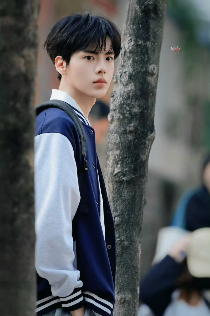 裴川学长的从容气质+毕雯珺的路透萌感，帅得各有千秋却同样让人沦陷🌠 一个是校园