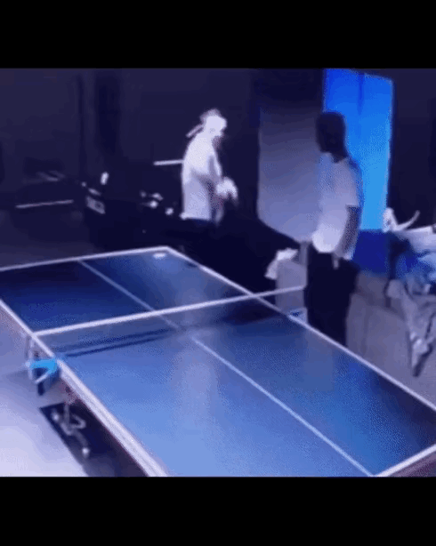 表演“绝技”，谁知道失误了，朋友当场中招

    朋友之间有些玩笑能开，有些玩