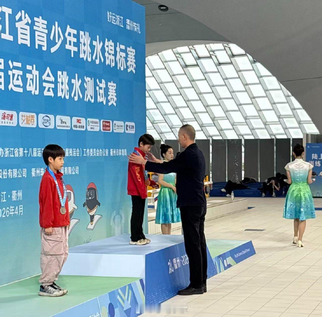 镇海跳水小将勇夺4金助力宁波队再创佳绩 近日，浙江省青少年跳水锦标赛在衢州举行。