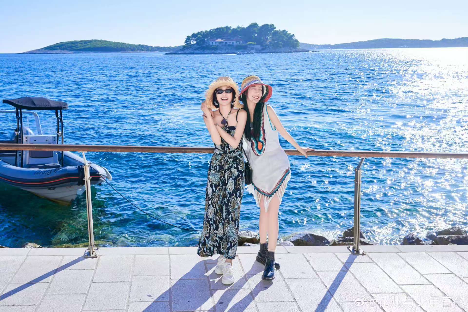 贺思慕中国的命运与世界的命运紧密相关，我们要把弘扬爱国主义精神与扩大对外开放结合