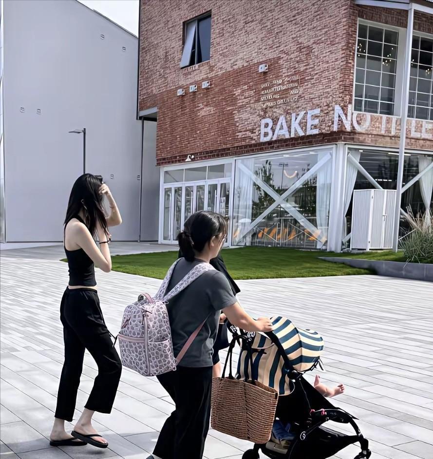 陈伟霆何穗这一家人真好！有了孩子以后，大大方方的展示自己的日常生活，在阿那亚遛娃
