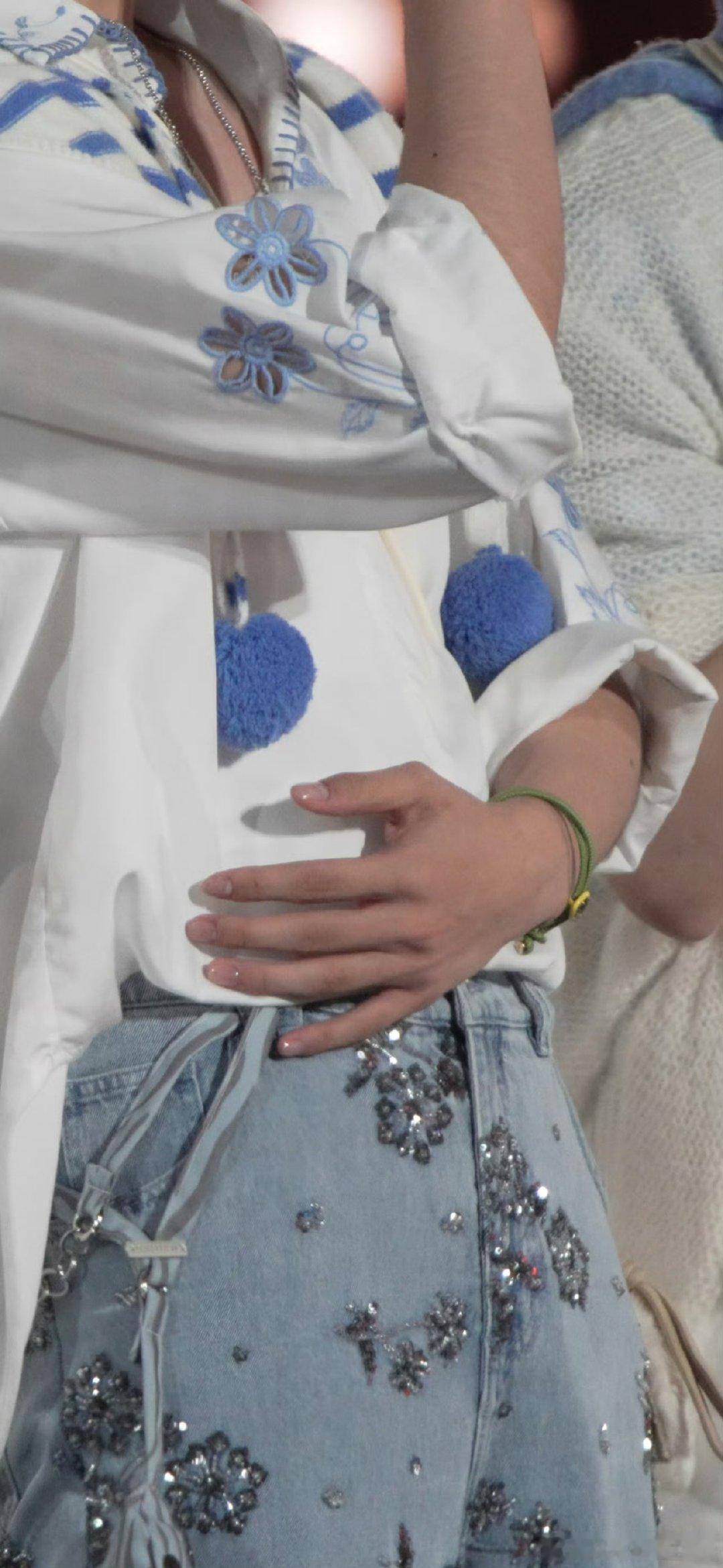 刘耀文新音做了裸色美甲刘耀文裸色美甲 哈哈哈好精致啊刘耀文~ 刘耀文