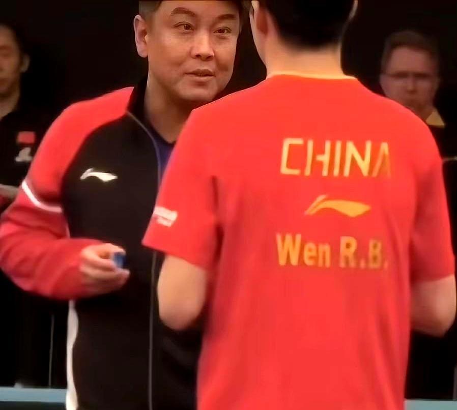 19岁，河南小伙温瑞博，身高一米八六，球风像放大号的樊振东。
 
过去几年，他把