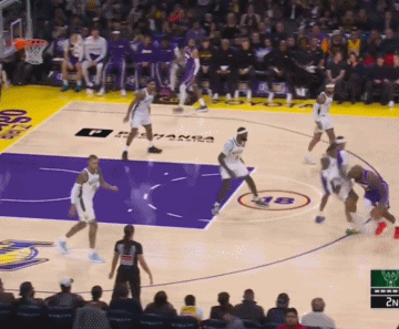 搞心态？老詹进攻犯规波蒂斯还想抢球！
在今天NBA常规赛湖人对阵雄鹿的第二节比赛