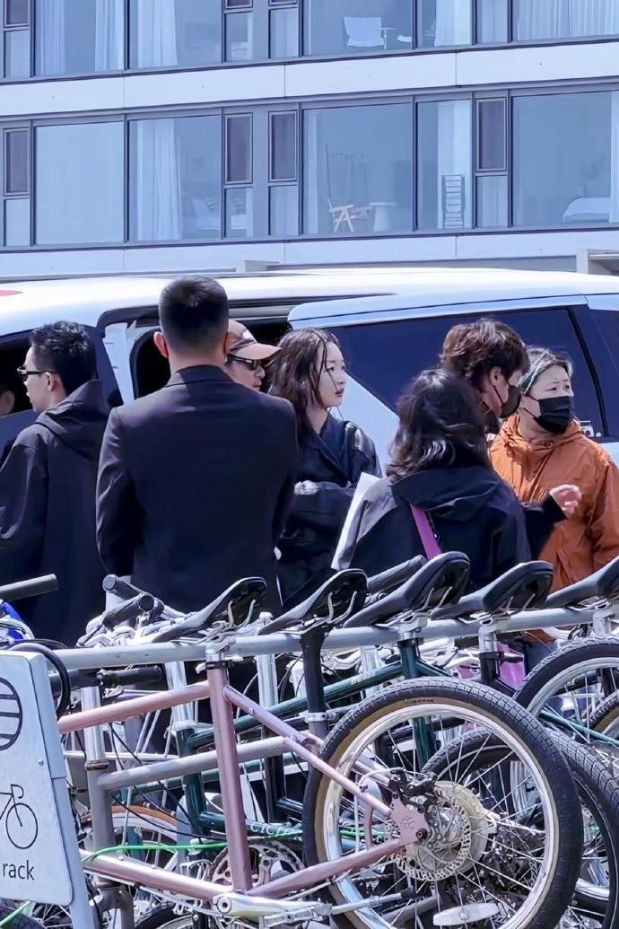 阿那亚偶遇周冬雨马思纯网友阿那亚偶遇周冬雨马思纯 ​​是在拍摄？ ​​​
