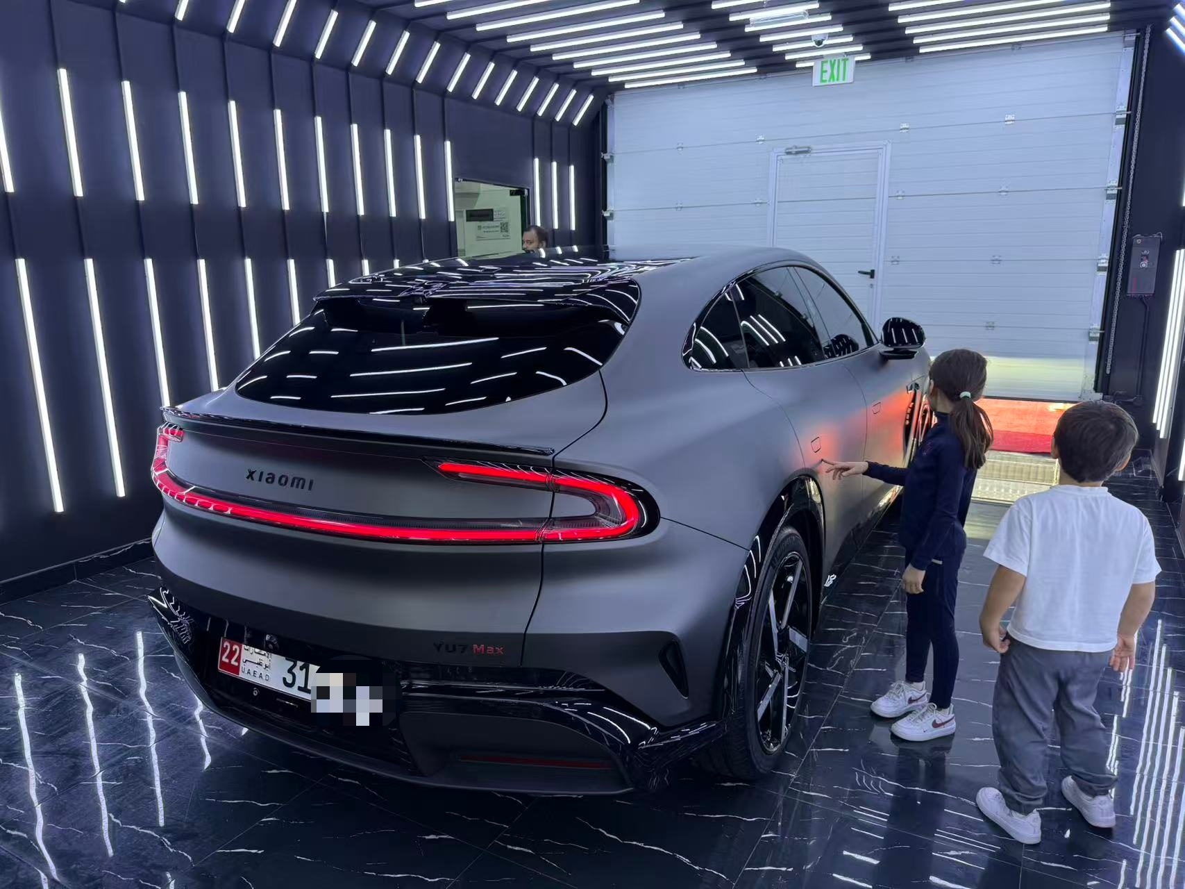 关于如何给雷总安利一个莫斯科客户，莫斯科人在迪拜成功上牌。小米yu7﻿小米雷军