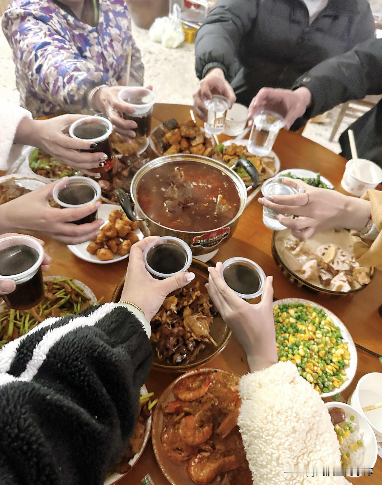 每年的红包都是大年三十吃年夜饭的时候就给了！张嘟嘟忍着没有拆，放在枕头下面，今天