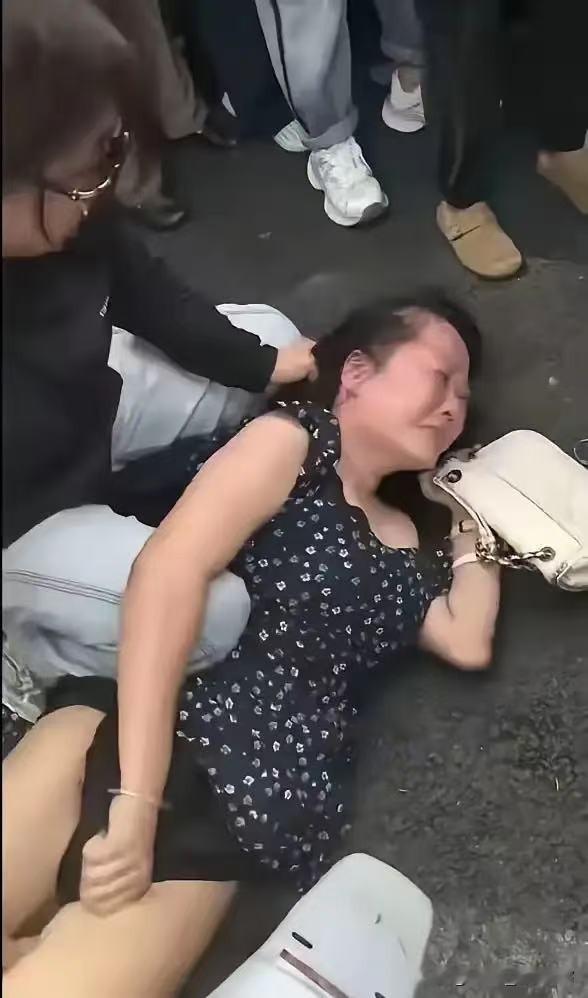 太恶劣了！必须绳之以法! 社会发展到现在还有如此猖狂的人！打人不说还当街扒人家衣