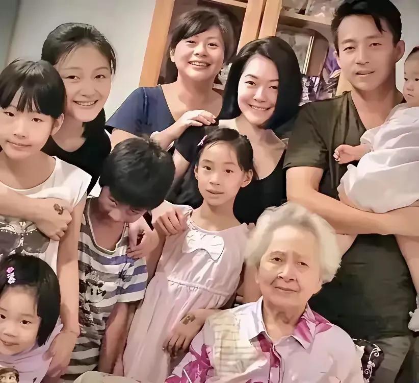 大小S的奶奶颜值很高，老人家是山东人，这颜值超越了徐妈妈黄春梅。大S有奶奶的影子