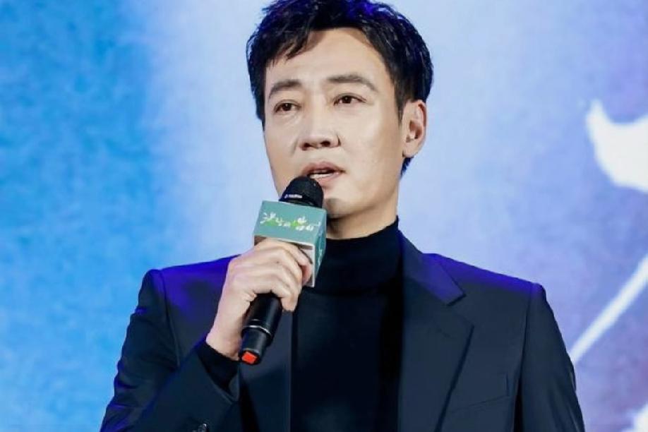 他终究还是回来了
 消失一年，他还是站回了片场。
不是为了翻篇，是把未说的话，全