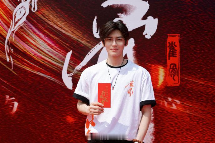 侯明昊幸会萧无衣 终于等到侯明昊的萧无衣！光听名字就开始脑补无数剧情了，相信他能