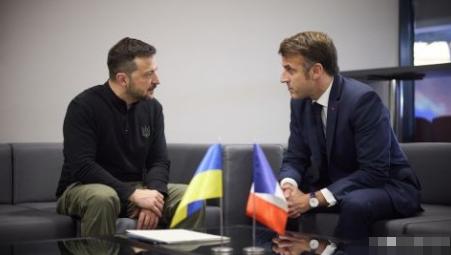 12月6日，法国总统马克龙在社交平台X上发文称，他与泽连斯基通电话，就国际局势降