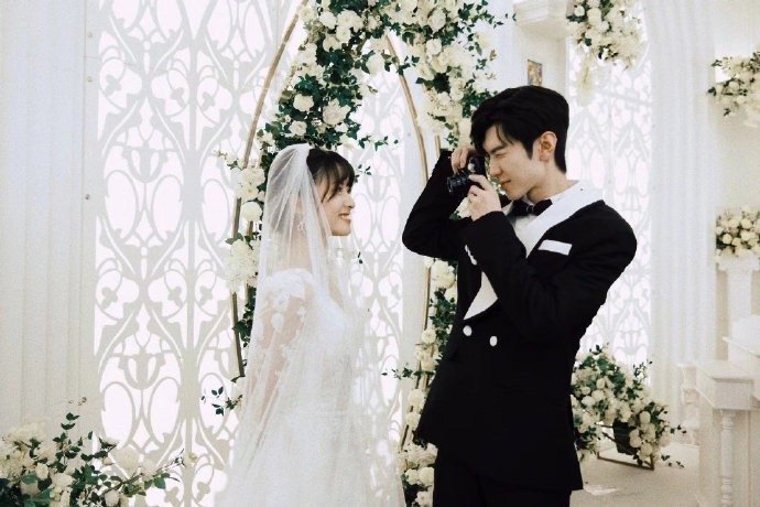 沈月陈哲远后台合照没想到过年呀还能收到萧无敌南星的小糖糖！小反派这个剧真的是让我