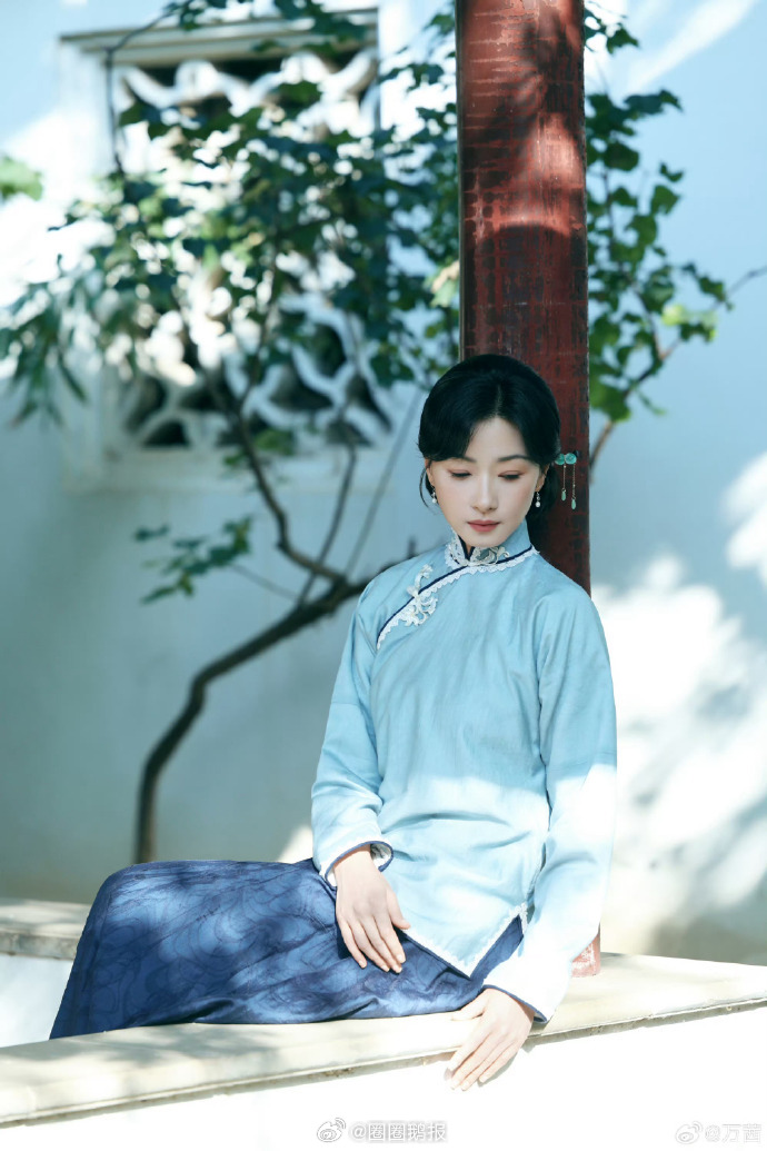 万茜民国白月光造型 万茜民国白月光太动人，素衣执卷、青簪绾发，玉簪流苏摇出温婉风