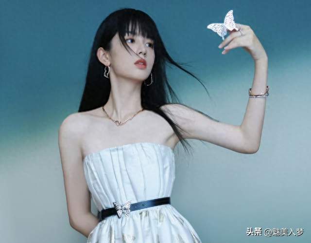 周也抹胸蝴蝶长裙，腰肢线条好好看