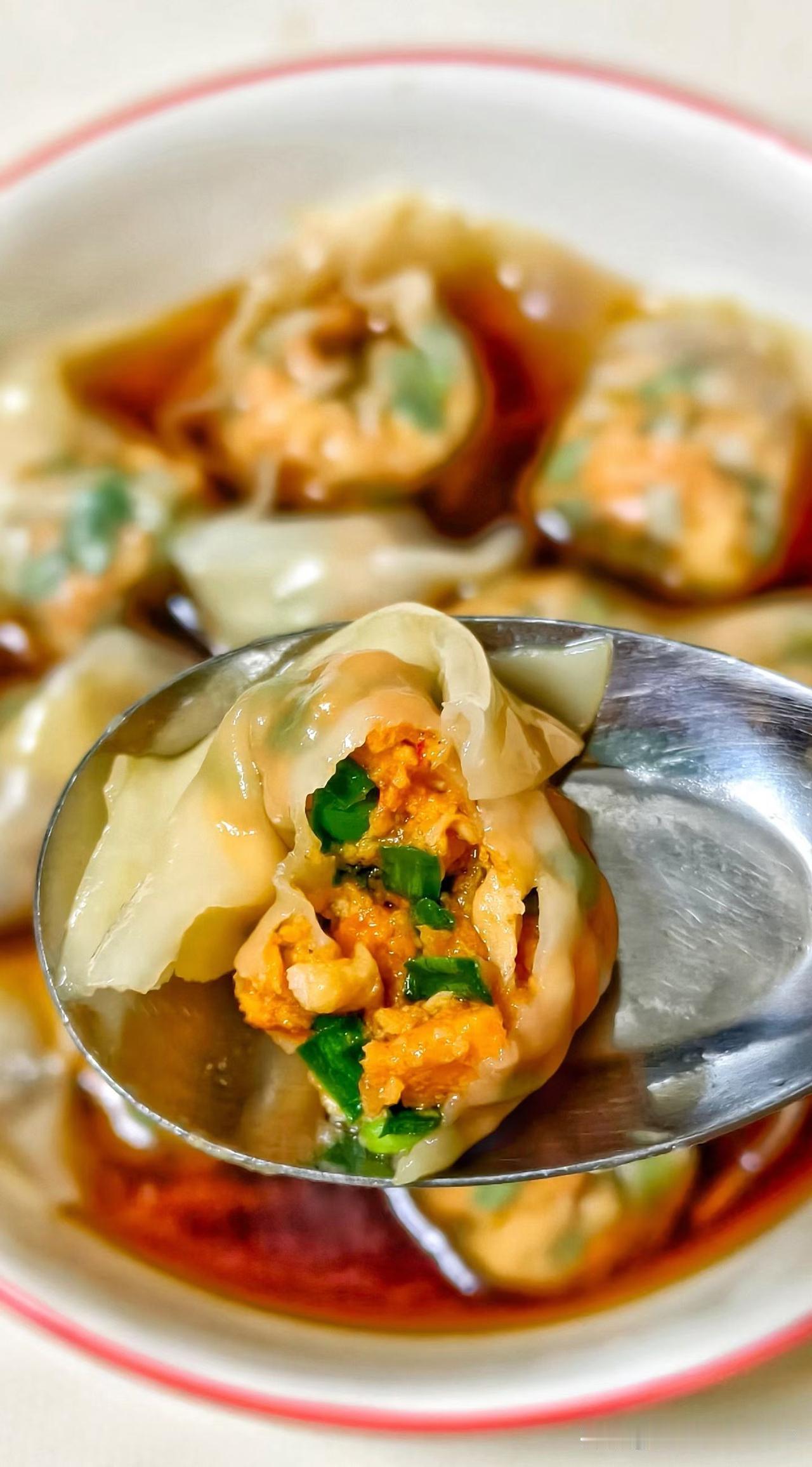 分享你的今日美食照片今天又做了一次海胆虾滑鸡蛋韭菜饺子吃，这次吃着比上次好感觉好