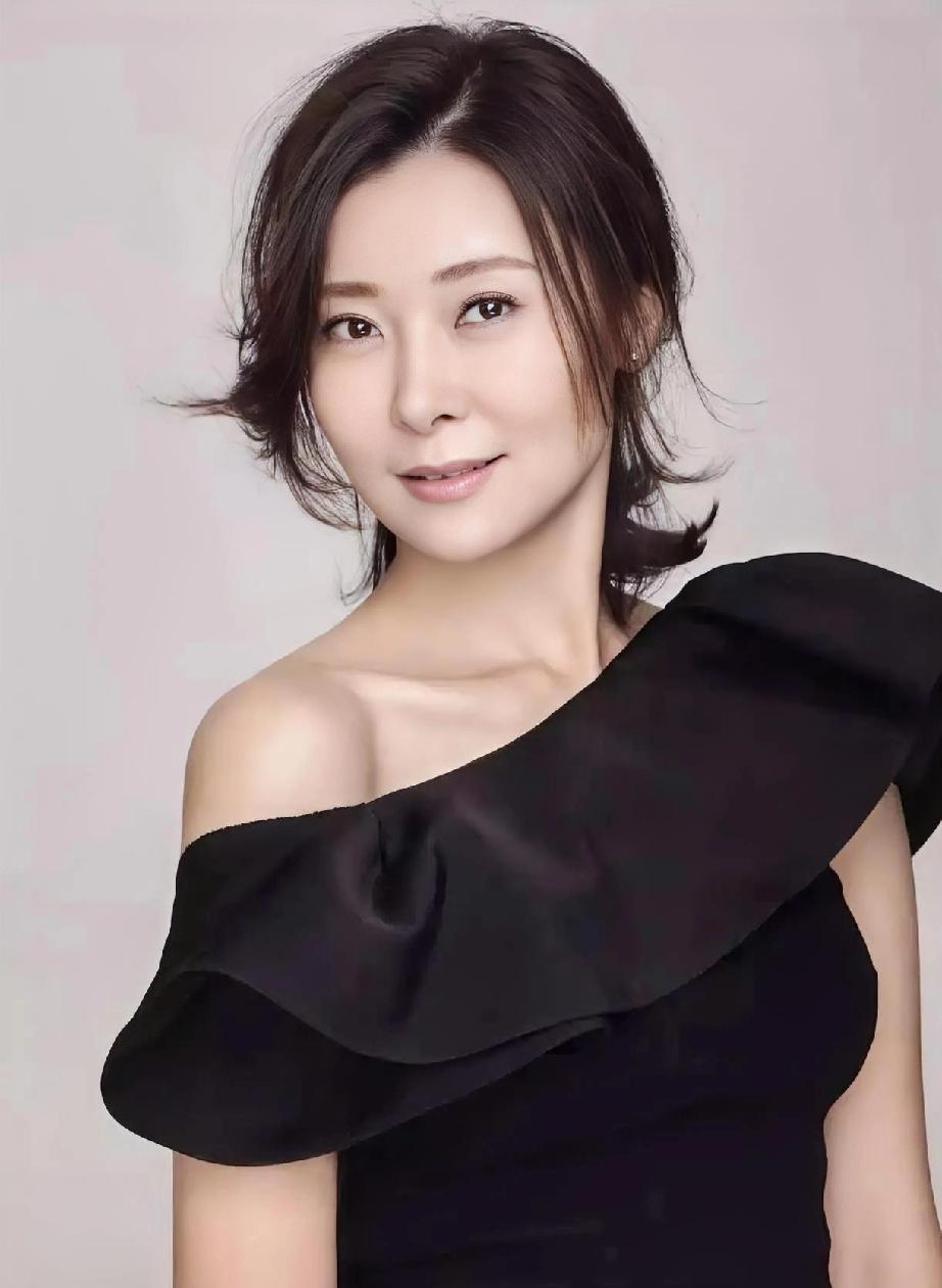 我用一场叛逆，续命到今天。
22岁，我赚到年薪60万。
话筒对着我的脸，镜头追着