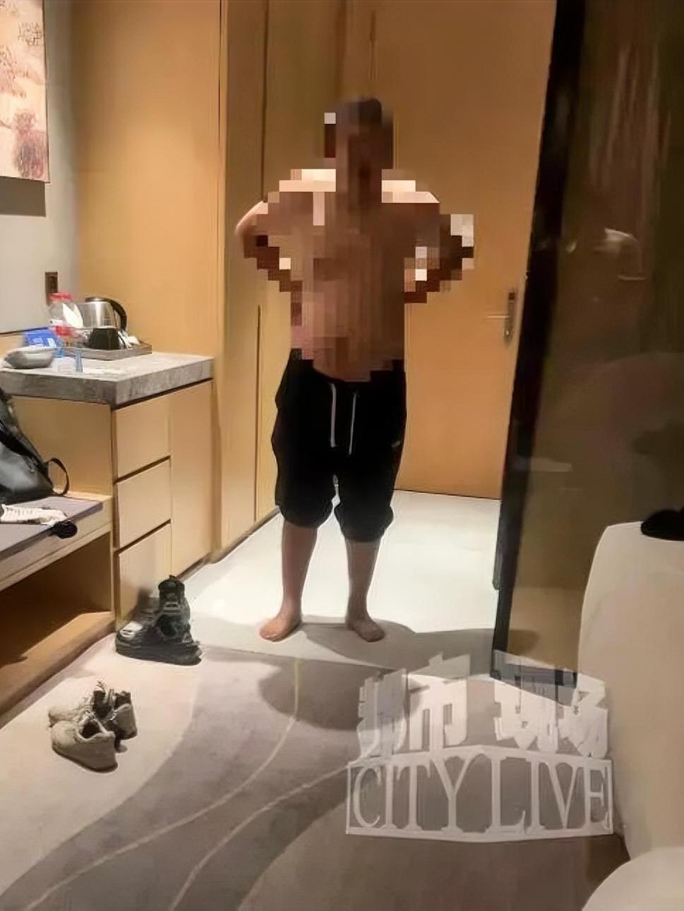 半夜醒来突然发现床边站了个男的，一位200斤的大胖子，没有穿鞋，也没有穿衣服。