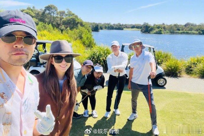 #周杰伦昆凌周兴哲合照# 周杰伦晒出与好友合照，昆凌和周兴哲也在其中，原来是一起