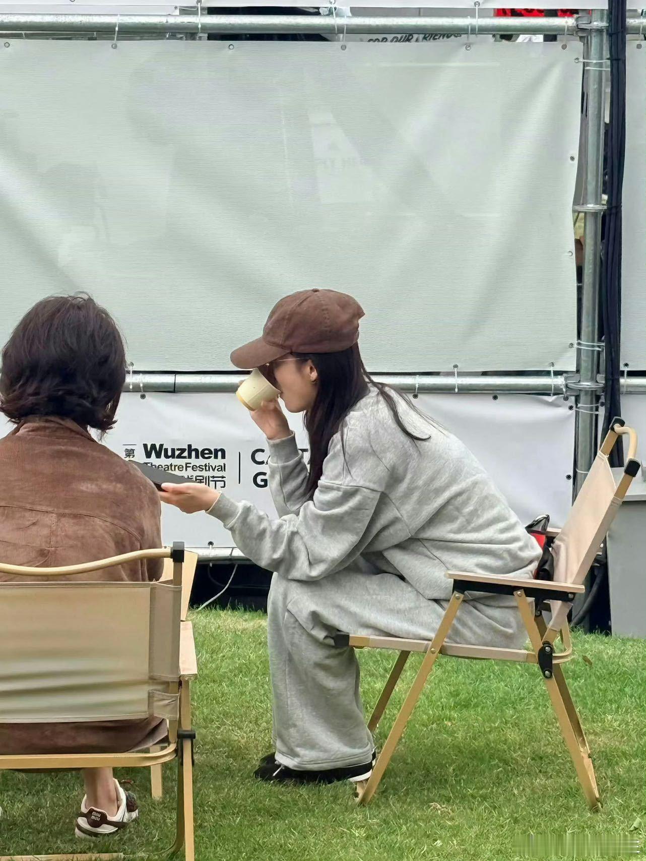 李沁乌镇戏剧节好松弛李沁乌镇戏剧节剧组团建 李沁这次在乌镇戏剧节真的很松弛，和剧