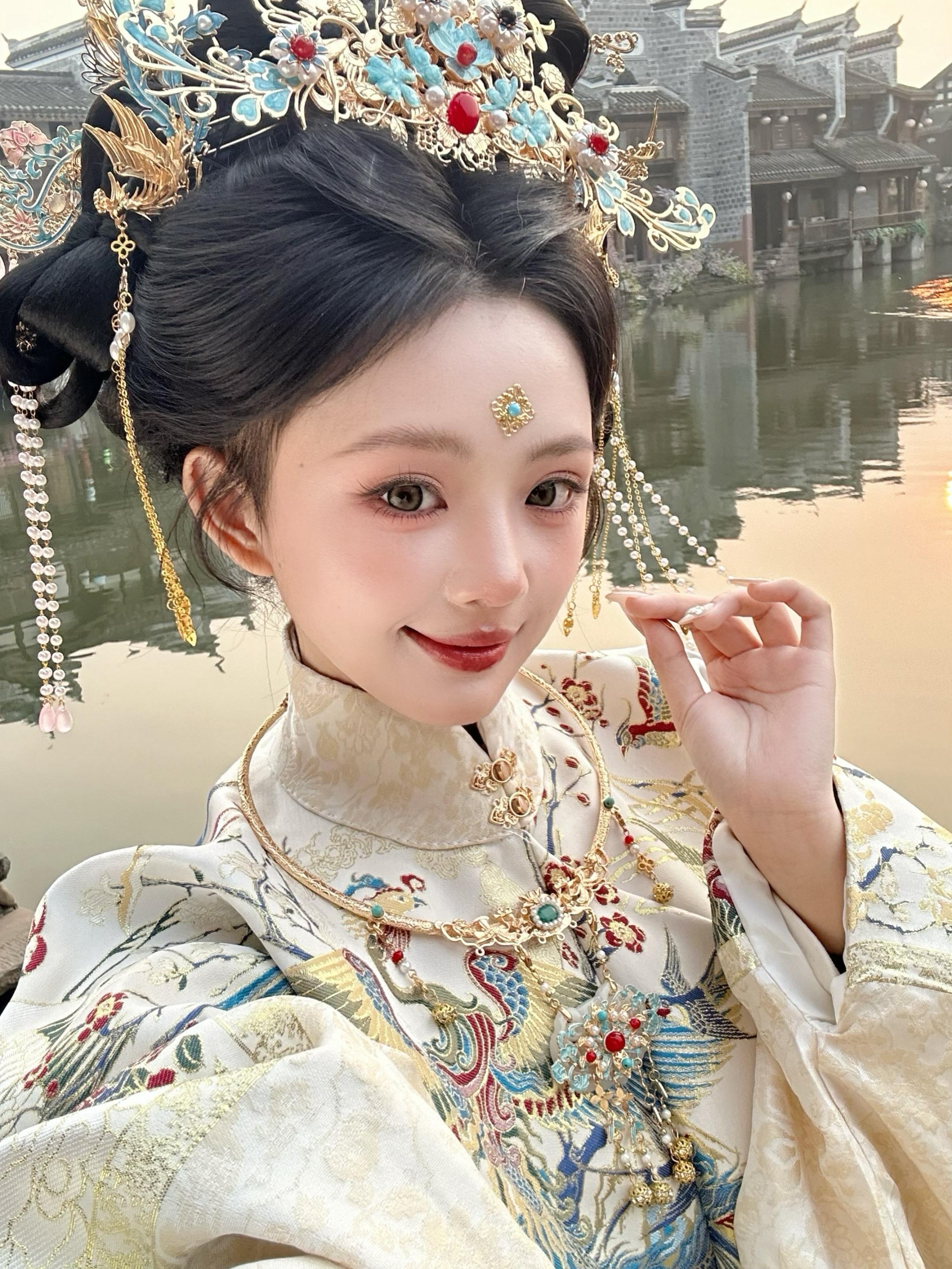 共坠繁花赏风雅亦真亦假…