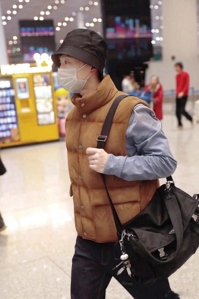 米兰男装周马龙出发米兰~16号李宁，18号PRADA。期待龙队。男装周