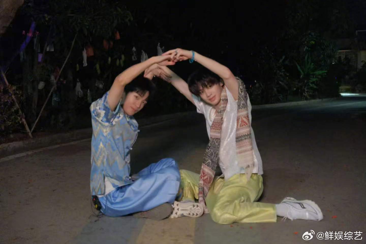黄子弘凡黄明昊合照姿势大全忙忙碌碌寻宝藏寻宝路上默契满满，各种新奇拍照姿势，简直