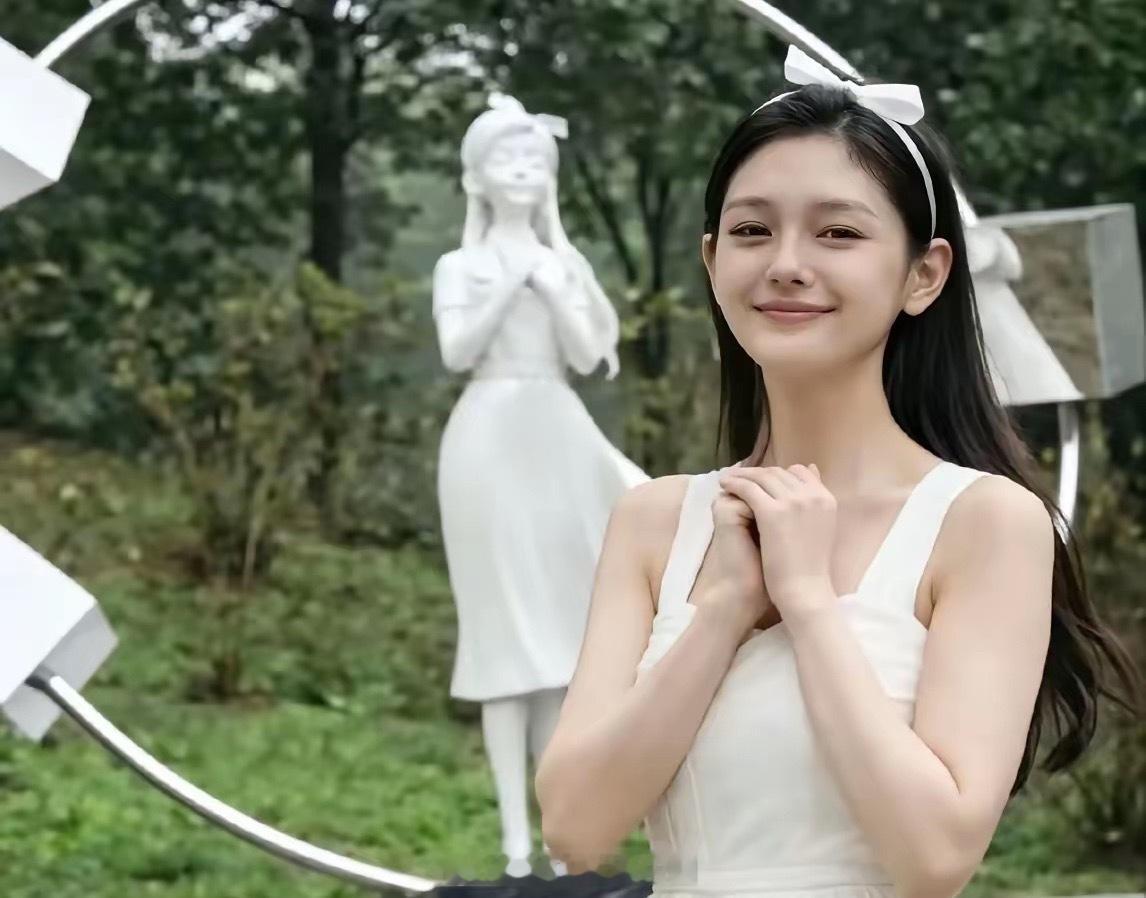 玥儿其实没有大S漂亮，她长得更像披着假发的汪小菲，五官神似汪小菲，眼睛太小了。大