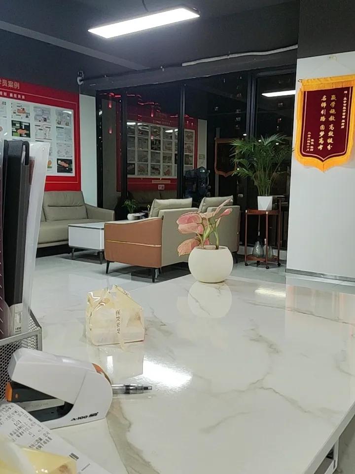 之前刷到过谷歌伦敦总部的照片，第一反应就是这哪是上班的地方，明明是把所有摸鱼需求