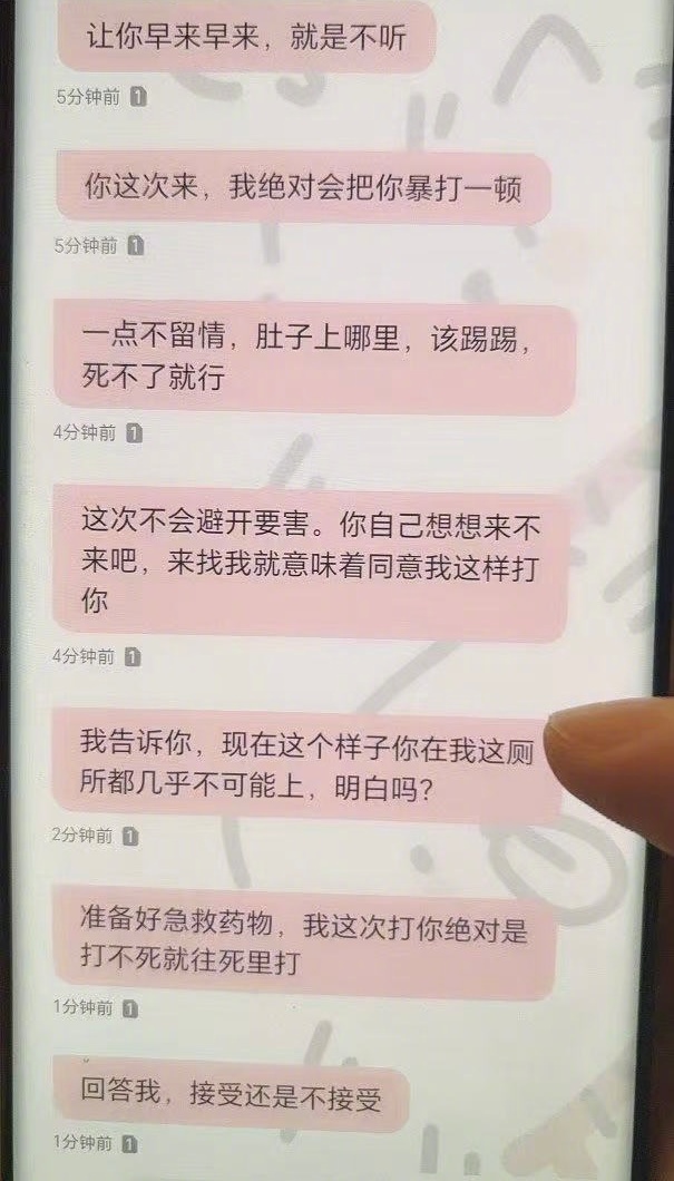 【#男大学生殴打17岁女生警方已立案# 】近日，17岁女生指控江西财经大学一男生