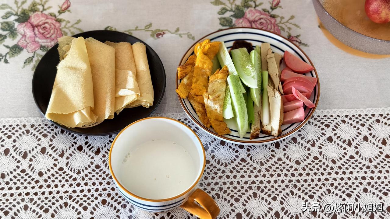 早餐吃完了，一个人随心所欲。
今天我就吃煎饼！
薄薄的煎饼，主食没多少，这盘子菜