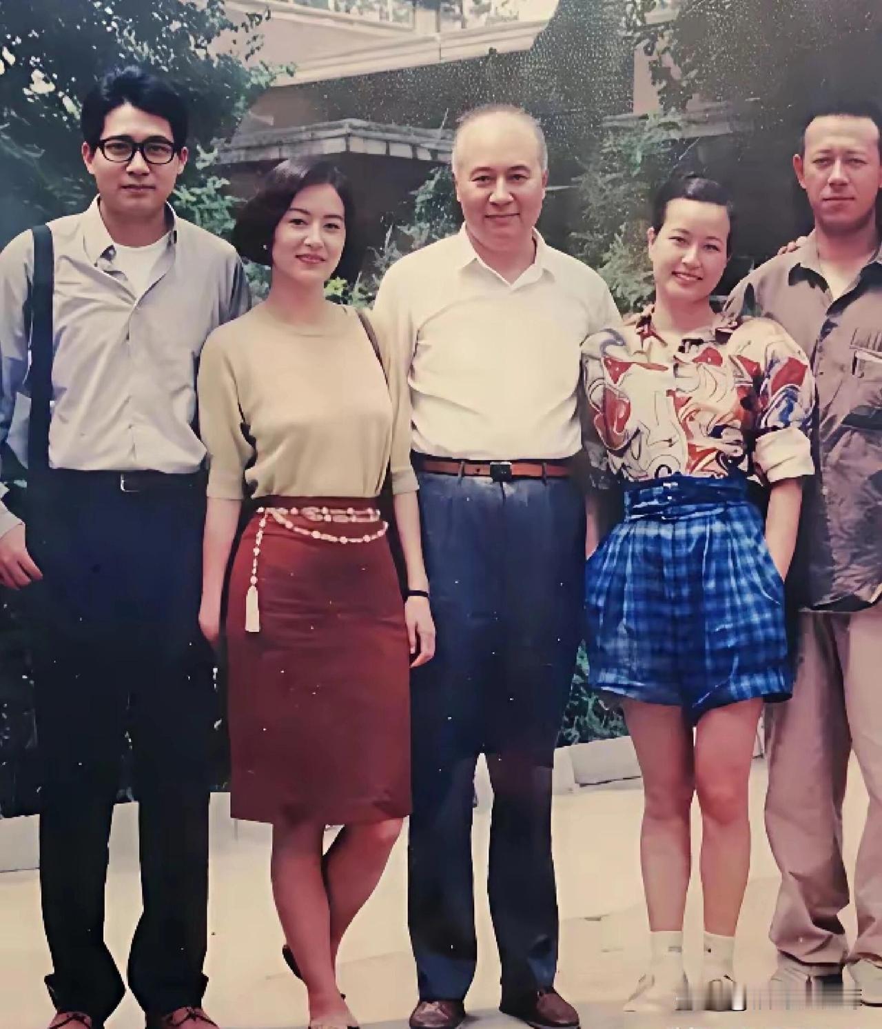 对比刘晓庆与林青霞的老照片，果然还是那时候的港星略胜一筹～～刘晓庆年轻时是真美，