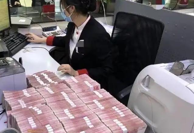 黑龙江，男子把3000万元存入银行，银行当时承诺定期3年的利息为4%，每年能拿1
