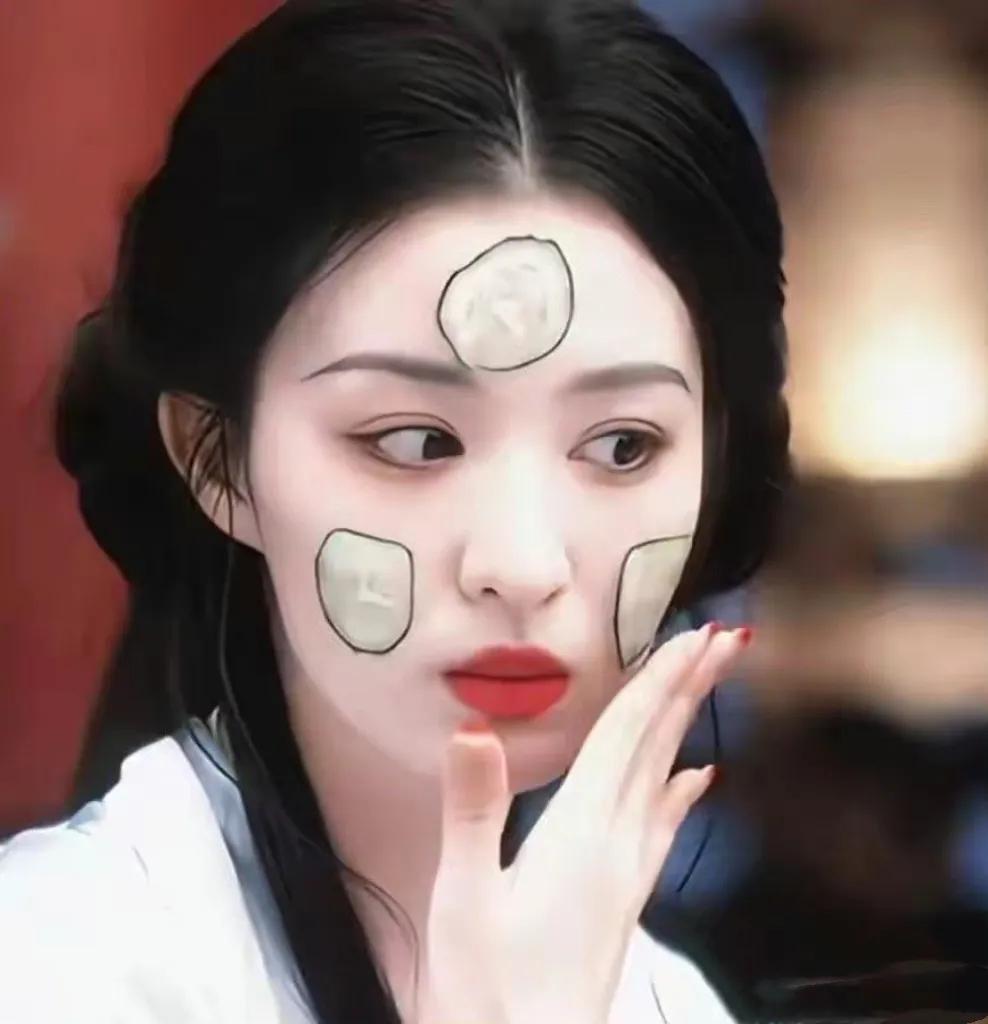 王楚然《成何体统》新造型火了！
仅用三片黄瓜贴面护肤，就美上热搜。这“极简美学”