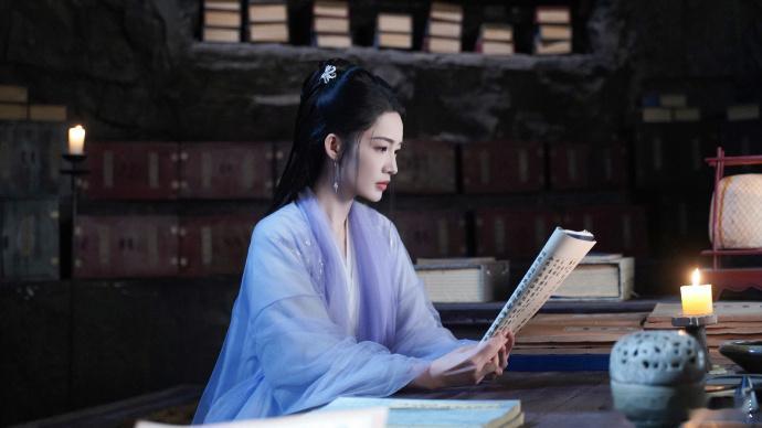 #李沁薛紫夜提灯剧照##李沁薛紫夜紫衣剧照# 《七夜雪》中，李沁饰演的薛紫夜提灯