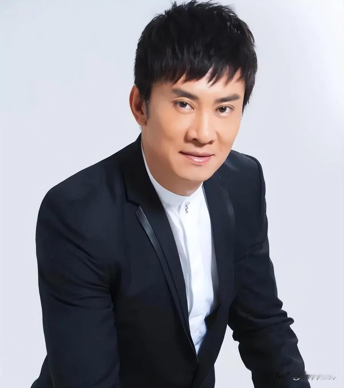 选电视台播音员，两千多人，最后剩下他俩，又请专业老师定夺，最终选了王宁。日后，王