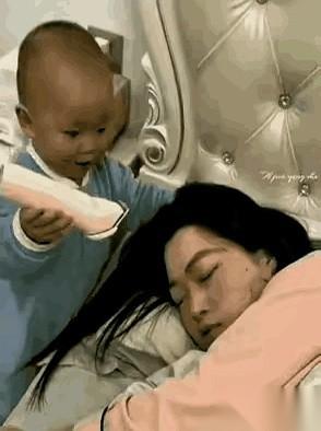 就眯了一小会儿，真的，就那么一小会儿的功夫。
再睁眼，半边脑袋凉飕飕的。
哄睡哄