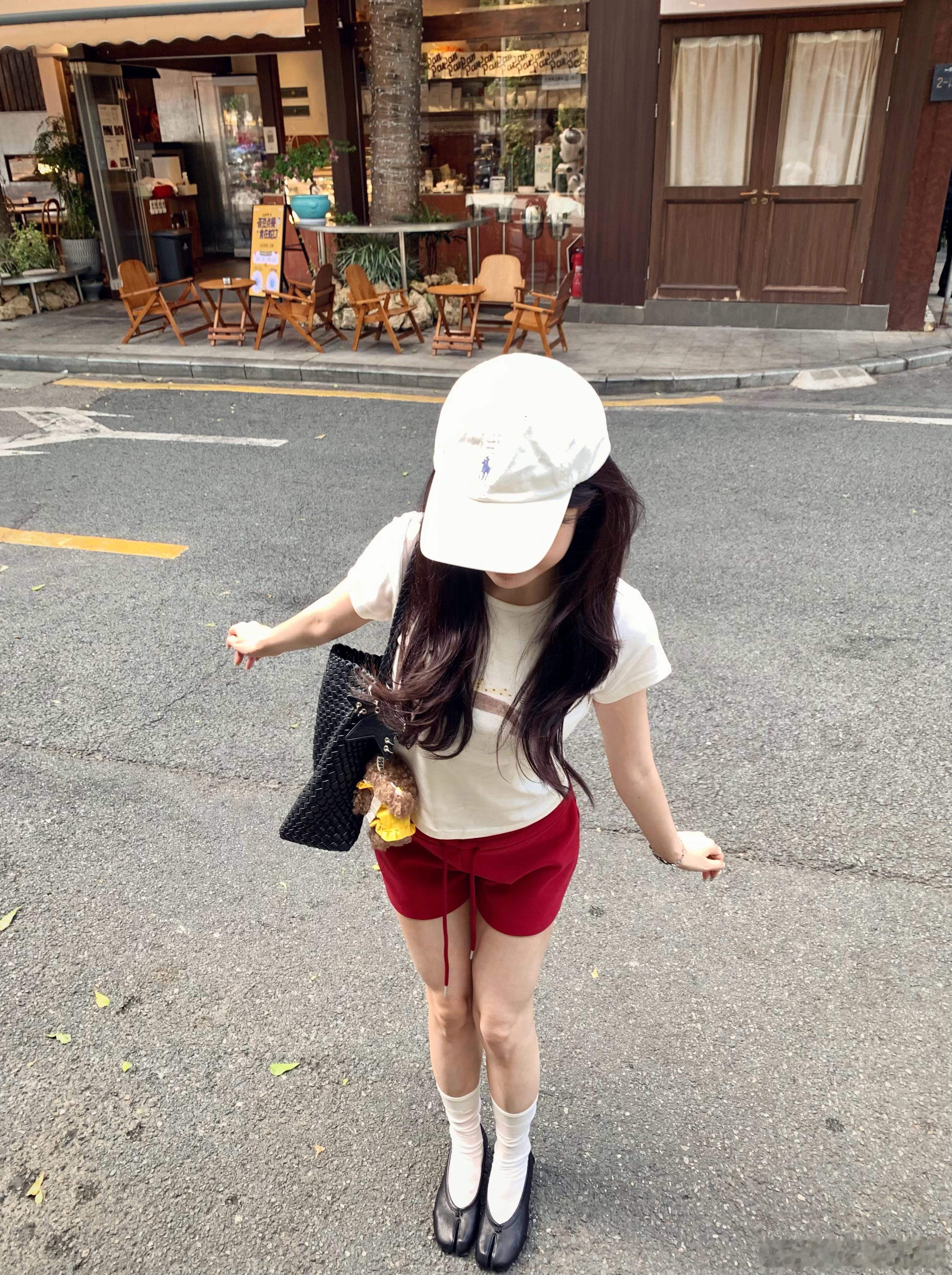 手机举高高拍好可爱哦哈哈哈哈 