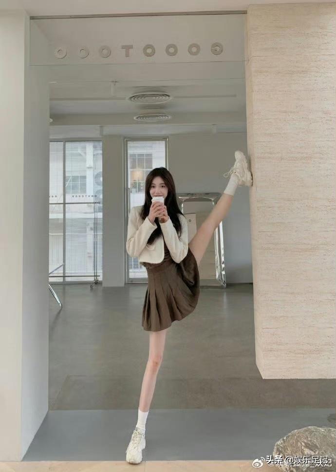 不愧是舞蹈生，一言不合就一字马[爱慕]