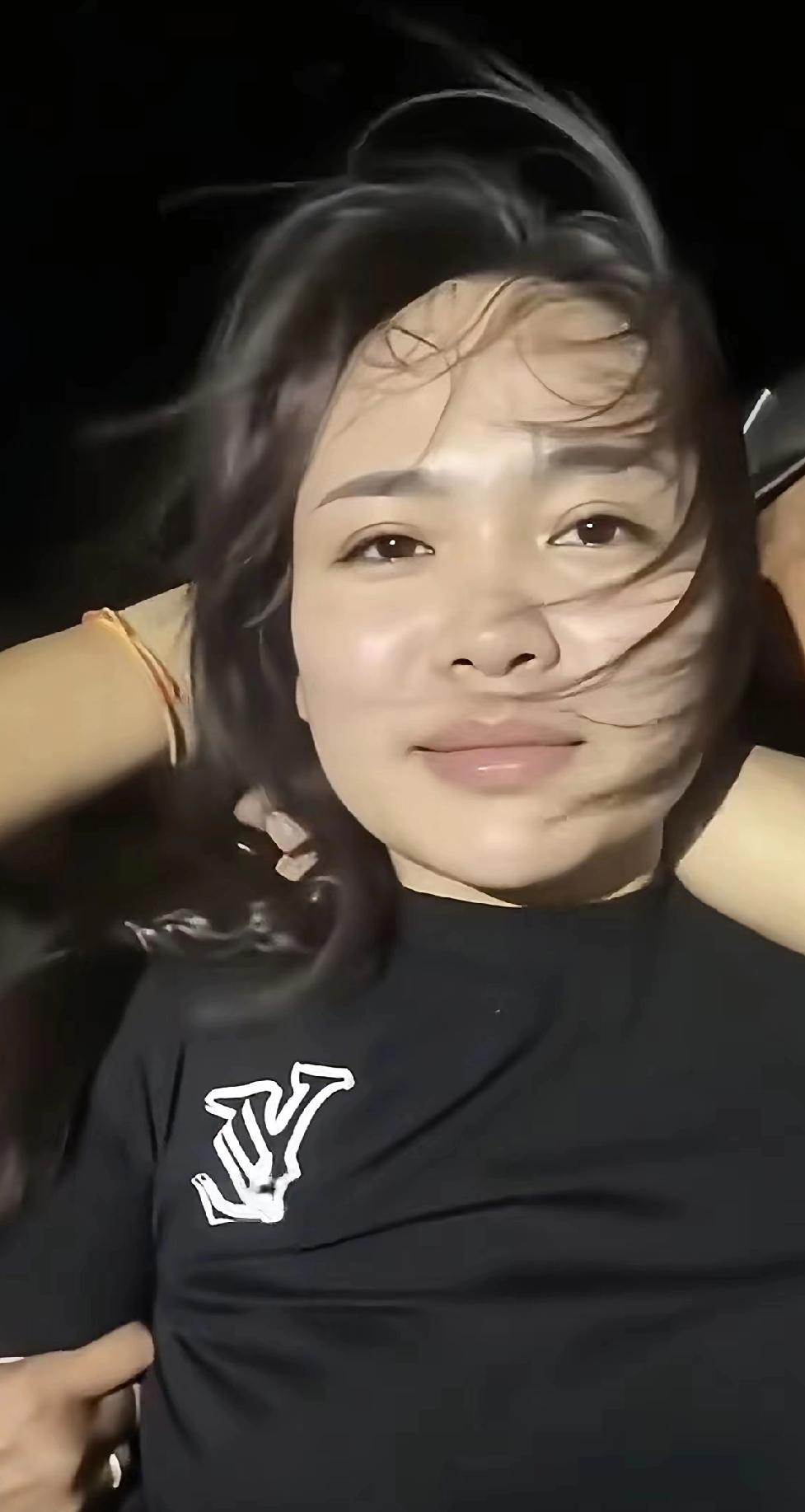 她卖表时清醒，劫车时疯魔！
全网为这“义气女侠”还是“头铁莽夫”吵翻了。

有人