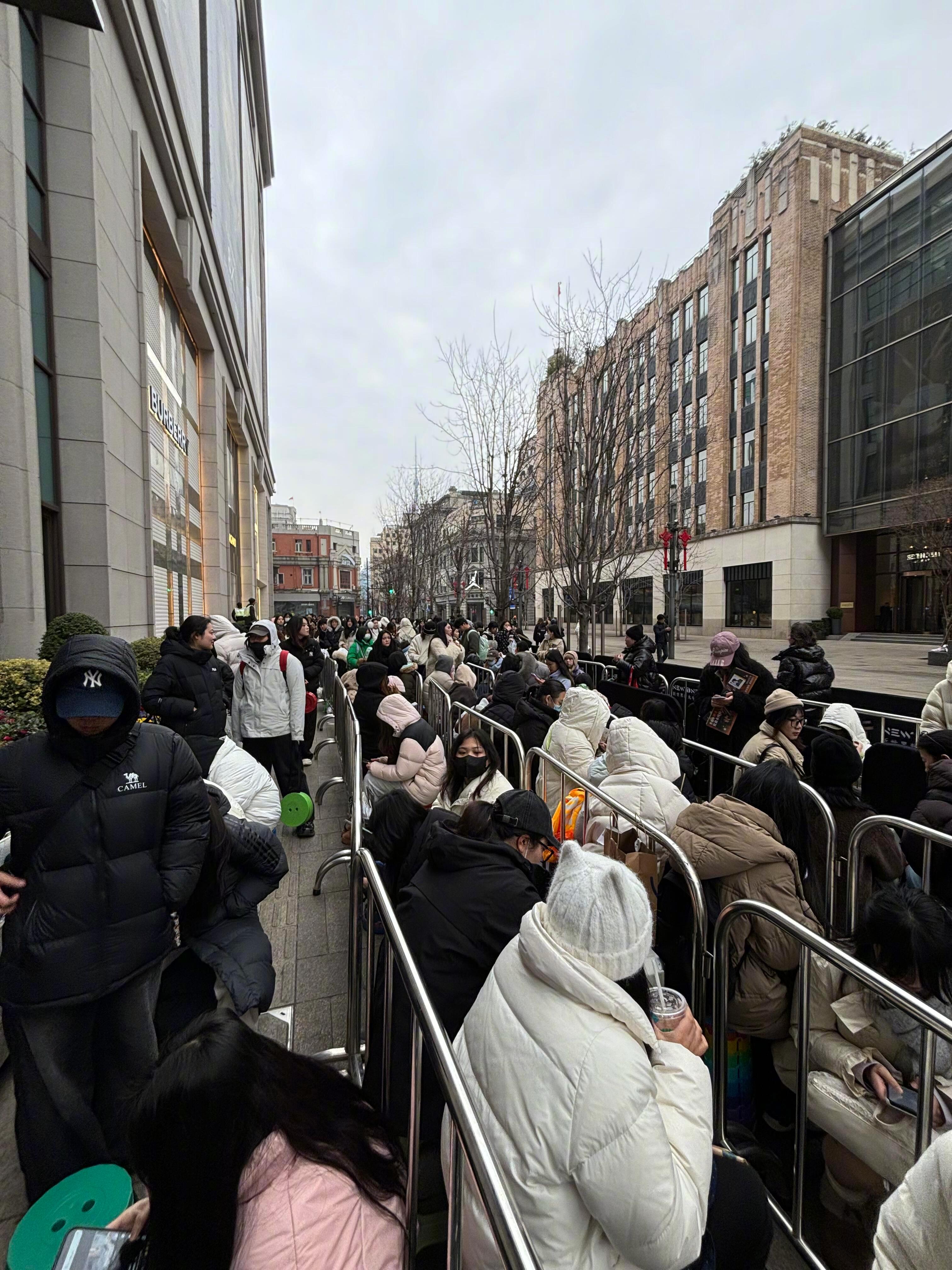 沪上潮男丁禹兮抵达上海.丁禹兮上海老凤祥活动人气 沪上潮男回沪就是要潮爆炸 穿大