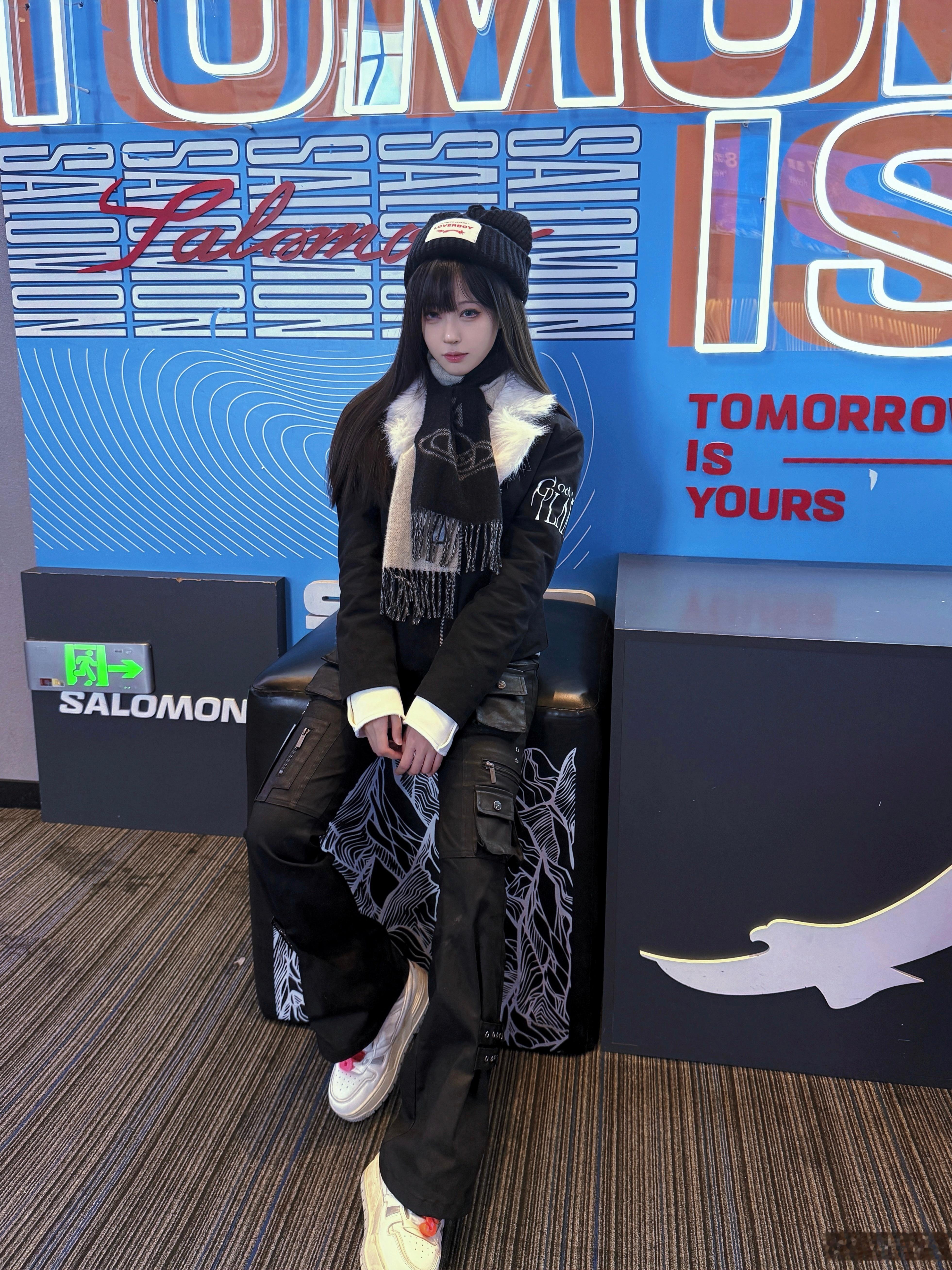 我们应该坐在一起发呆 发很久的呆 然后我说 人类好无聊 这个世界完蛋了 你点点头