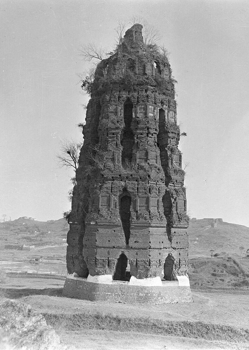 《太平年》吴越故地风物：雷峰塔。图一为1919年的雷峰塔；图二为1924年雷峰塔