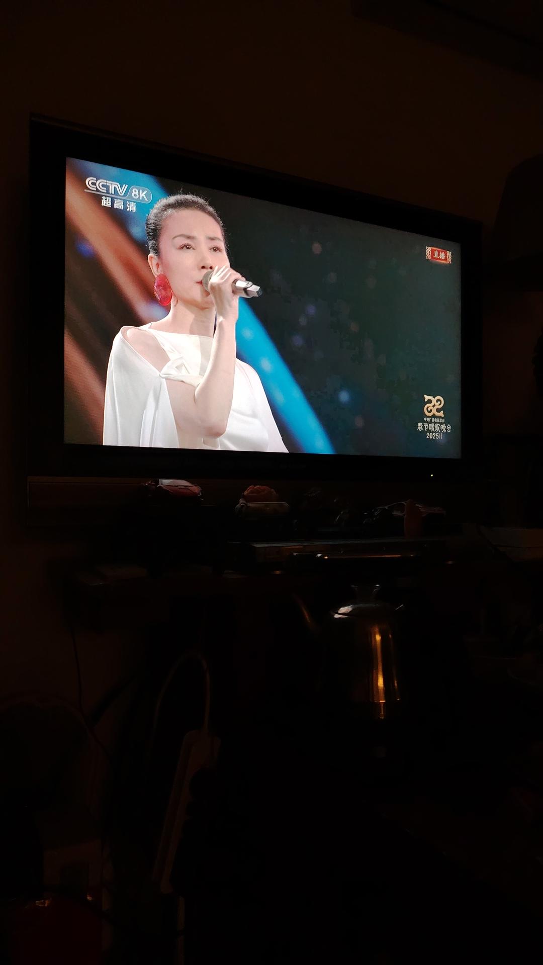 王菲《世界赠予我的》大老王太牛逼了，我真的是哭的双唇疯狂颤抖，杀伤力太...