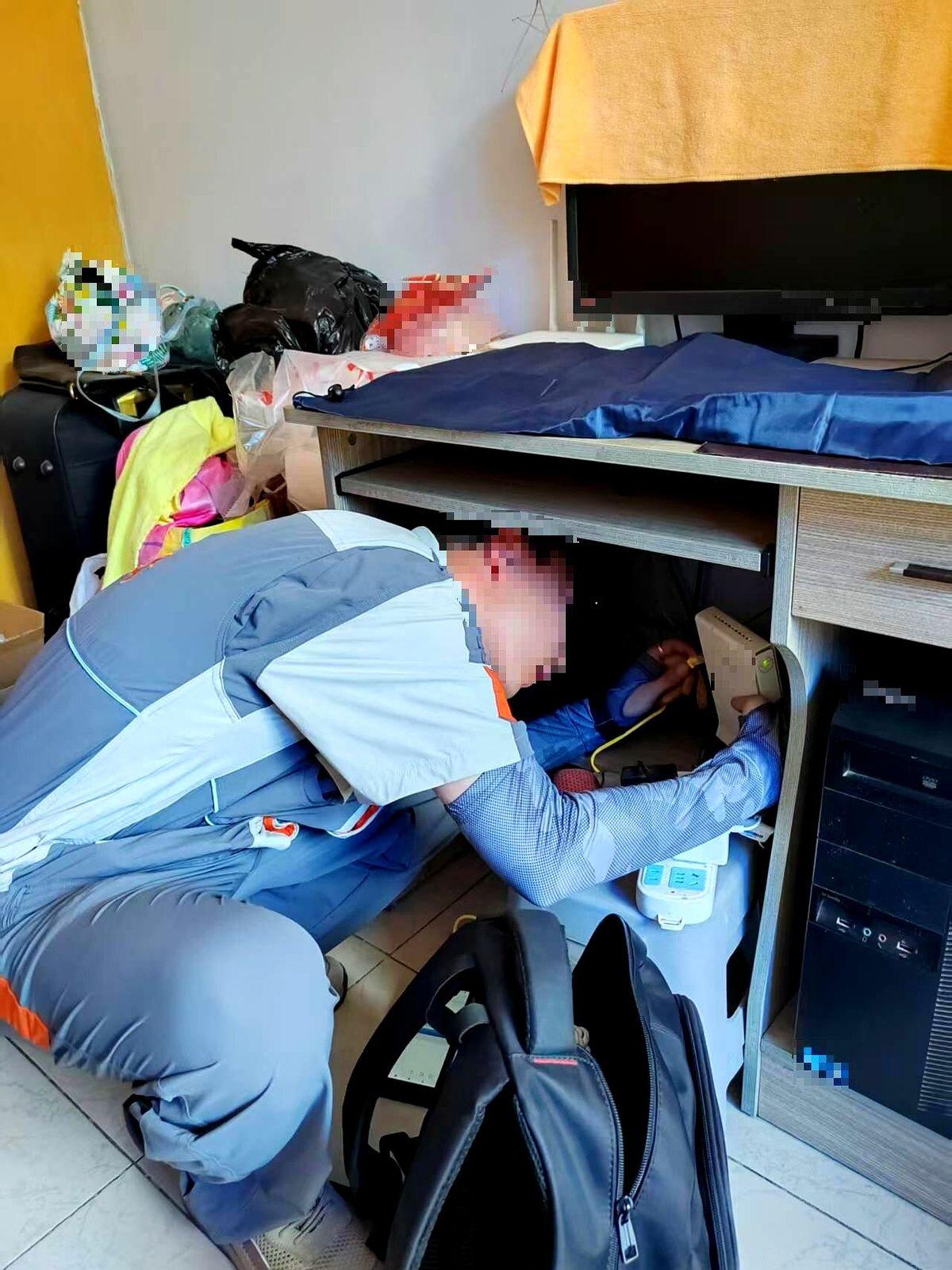 XX分局16个装维5月卖了76户FTTR，
这帮兄弟进门硬是把推销的话咽回肚子里
